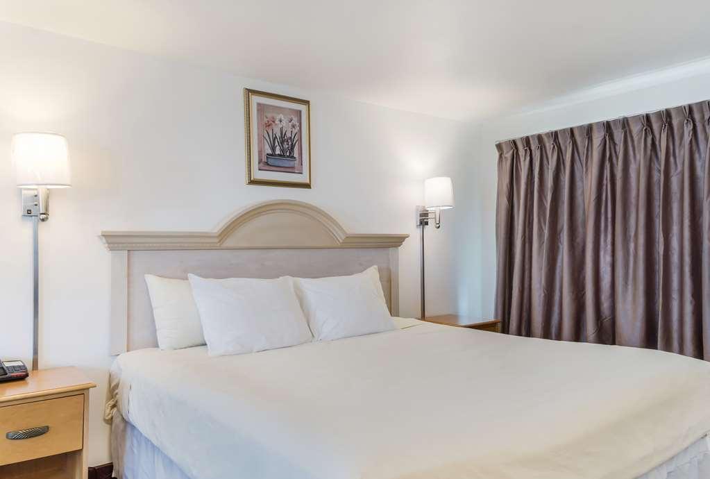 America'S Best Value Inn & Suites/Hyannis Room photo